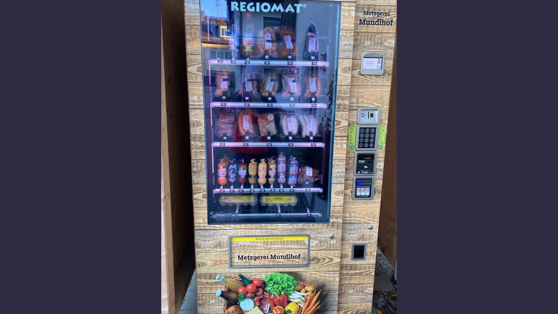 Foto: Ein Metzgerei-Automat mit verschiedenen eingeschweißten Würsten im Angebot