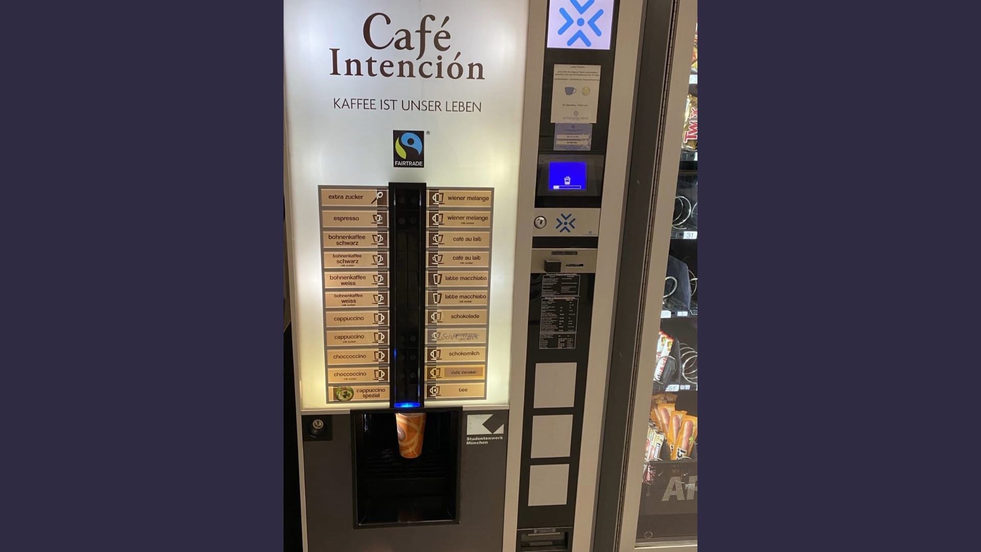 Foto: Ein Kaffee-Automat mit Becher im Ausgabefach