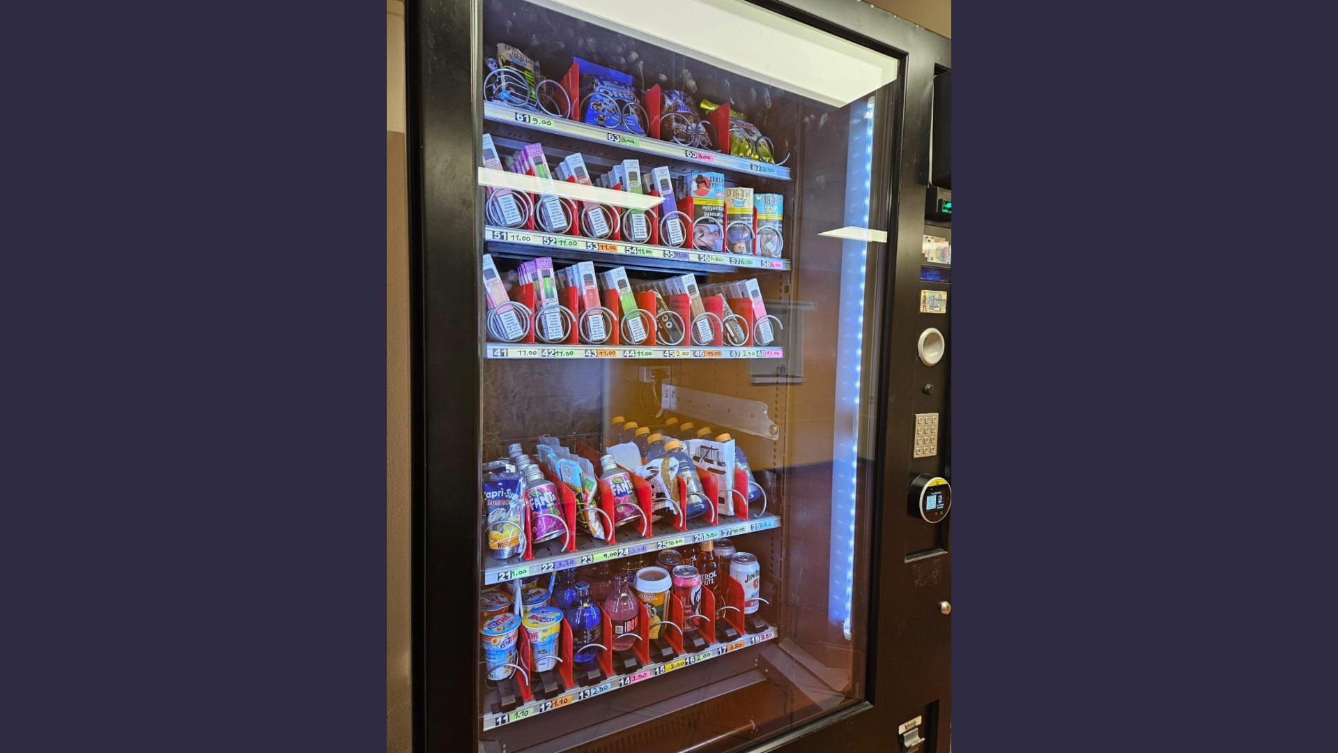 Ein Automat mit bunten Getränken, Snacks und Vapes