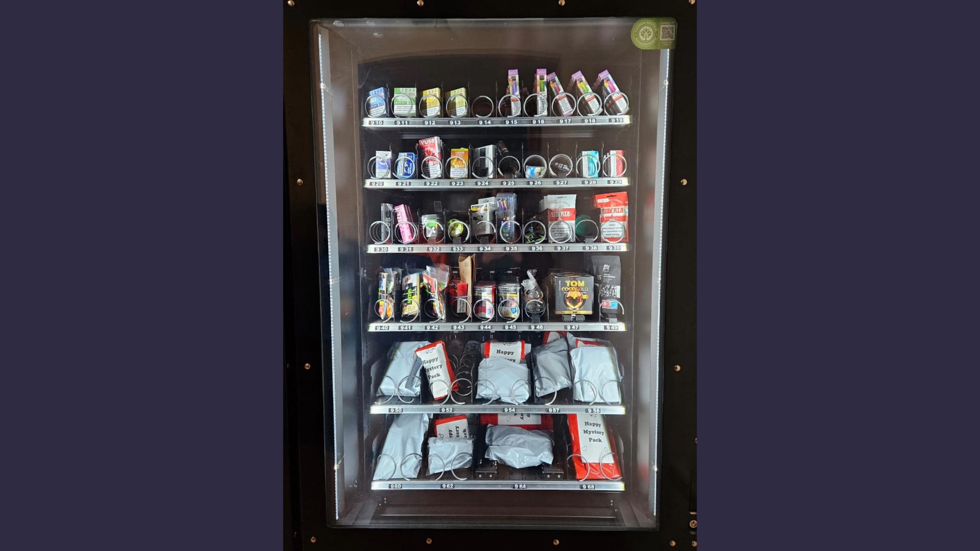 Foto: Ein Automat mit Tabakwaren und "Happy Mystery Packs" mit Herz und den Symbolen für männlich und weiblich