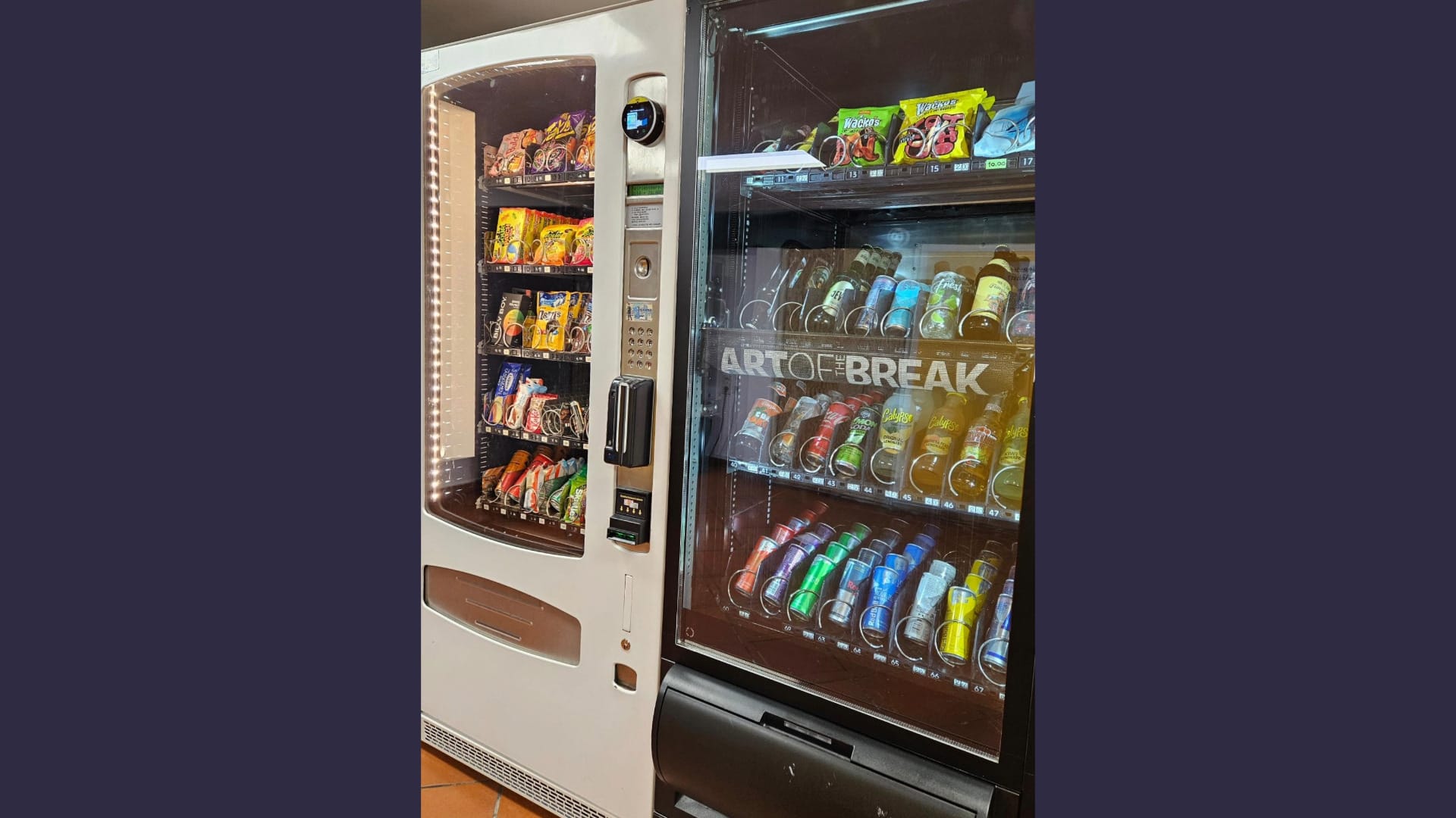 Foto: Zwei Automaten nebeneinander mit Snacks und Getränkedosen, darunter auch Bier und Energydrinks