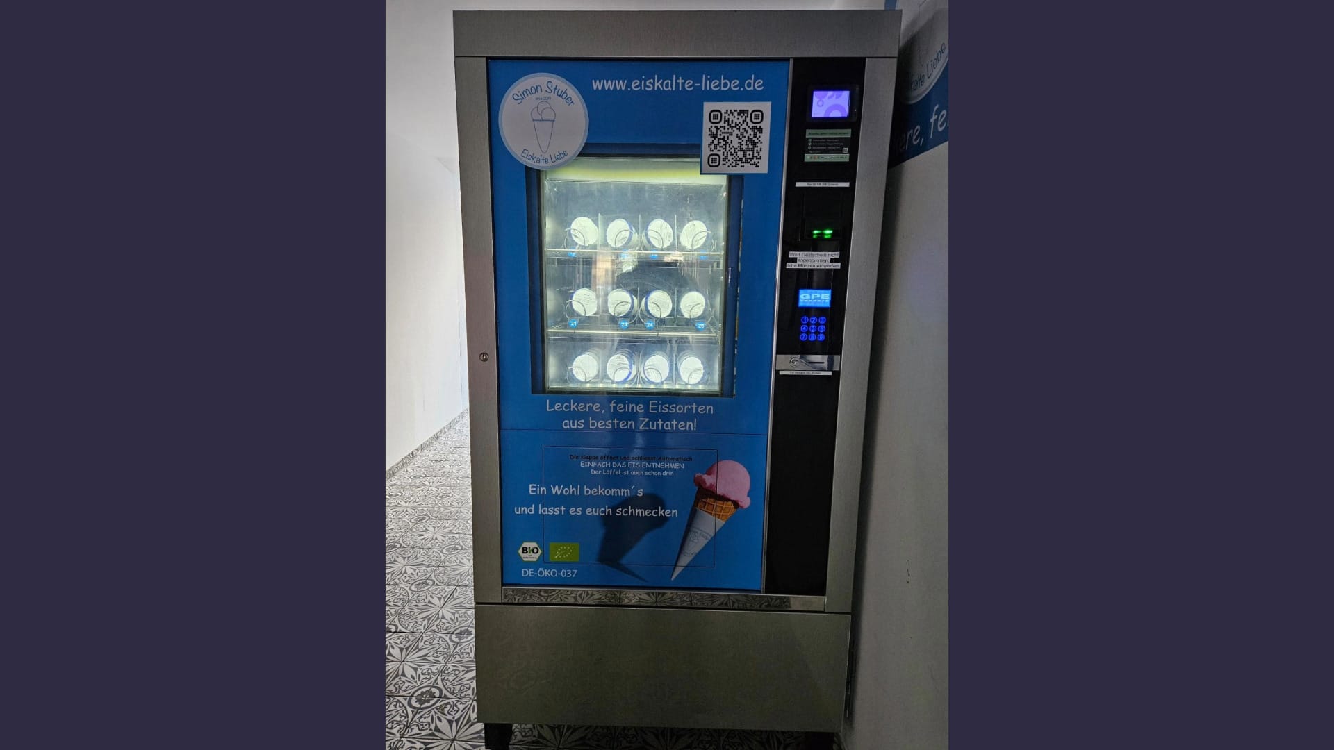 Foto: Ein Automat für Eiscreme in kleinen Töpfchen