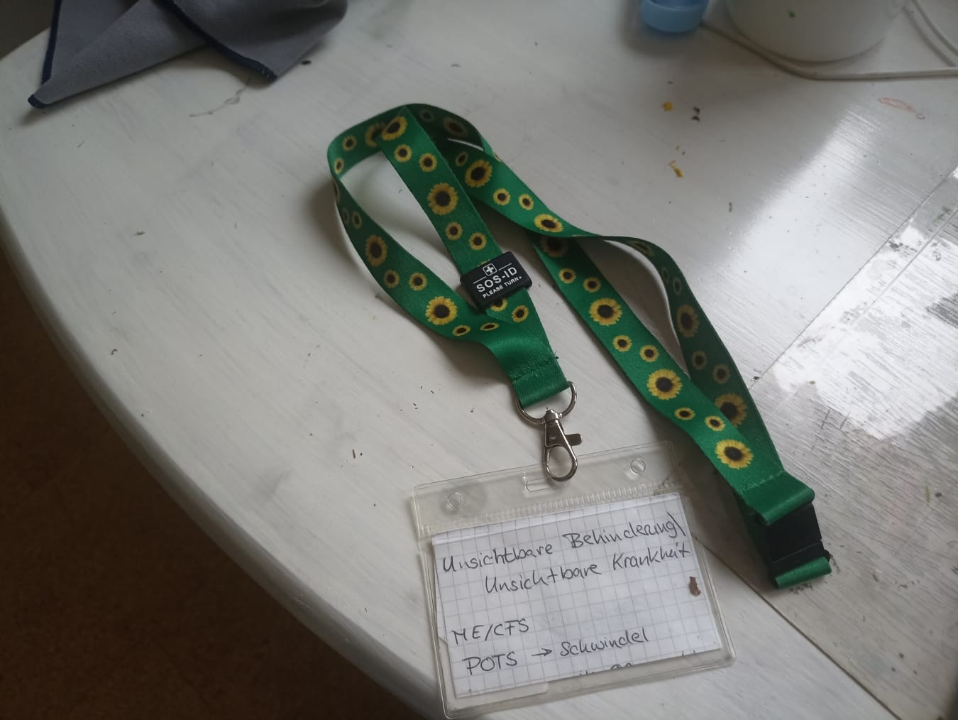 Mein Sunflower-lanyard ein grünes Schlüsselband mit Sonnenblumen.