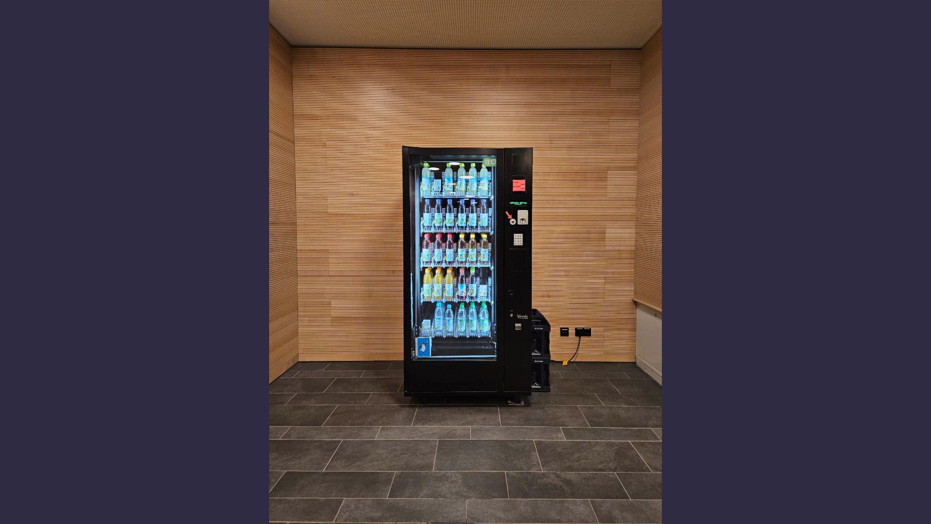 Foto: Etwas einsam steht ein Getränkeautomat für Wasser und Saftschorlen in einem Innenraum