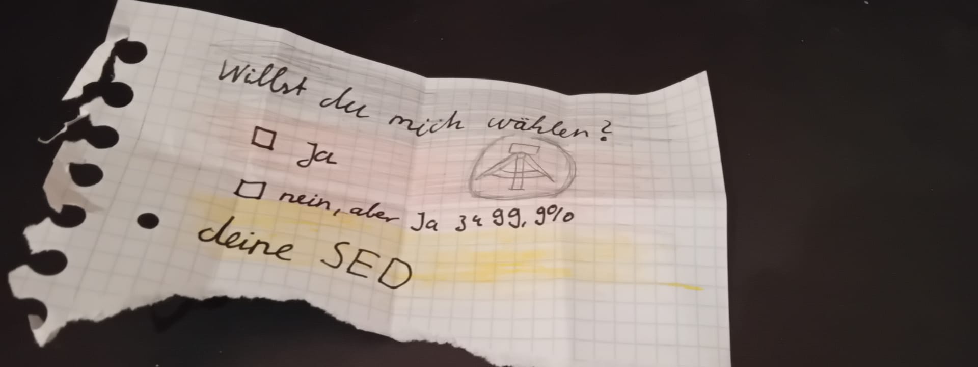 Foto von einem Zettel nach Art eines Liebesbriefs mit der Aufschrift "Willst du mich wählen? Ja oder Nein, aber Ja zu 99% Deine SED"