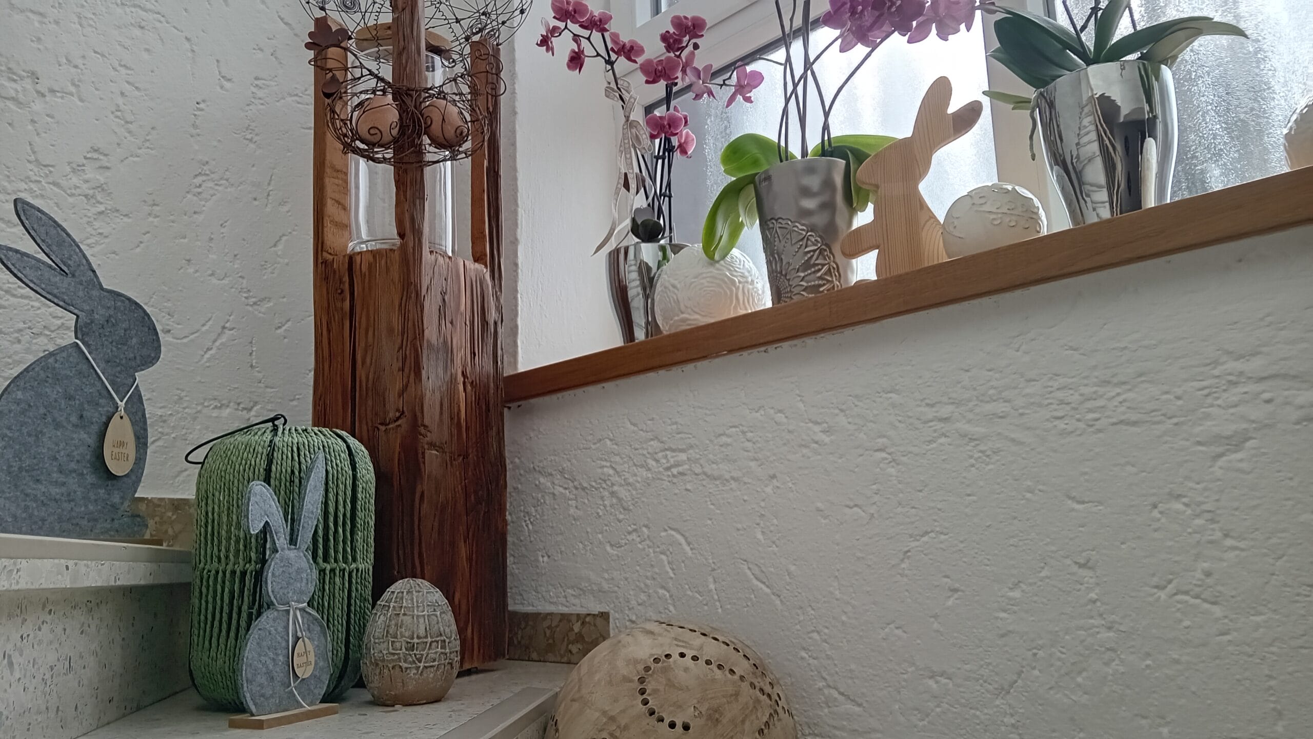 Foto: Osterdekoration an einem Fensterbrett in einem Hausgang