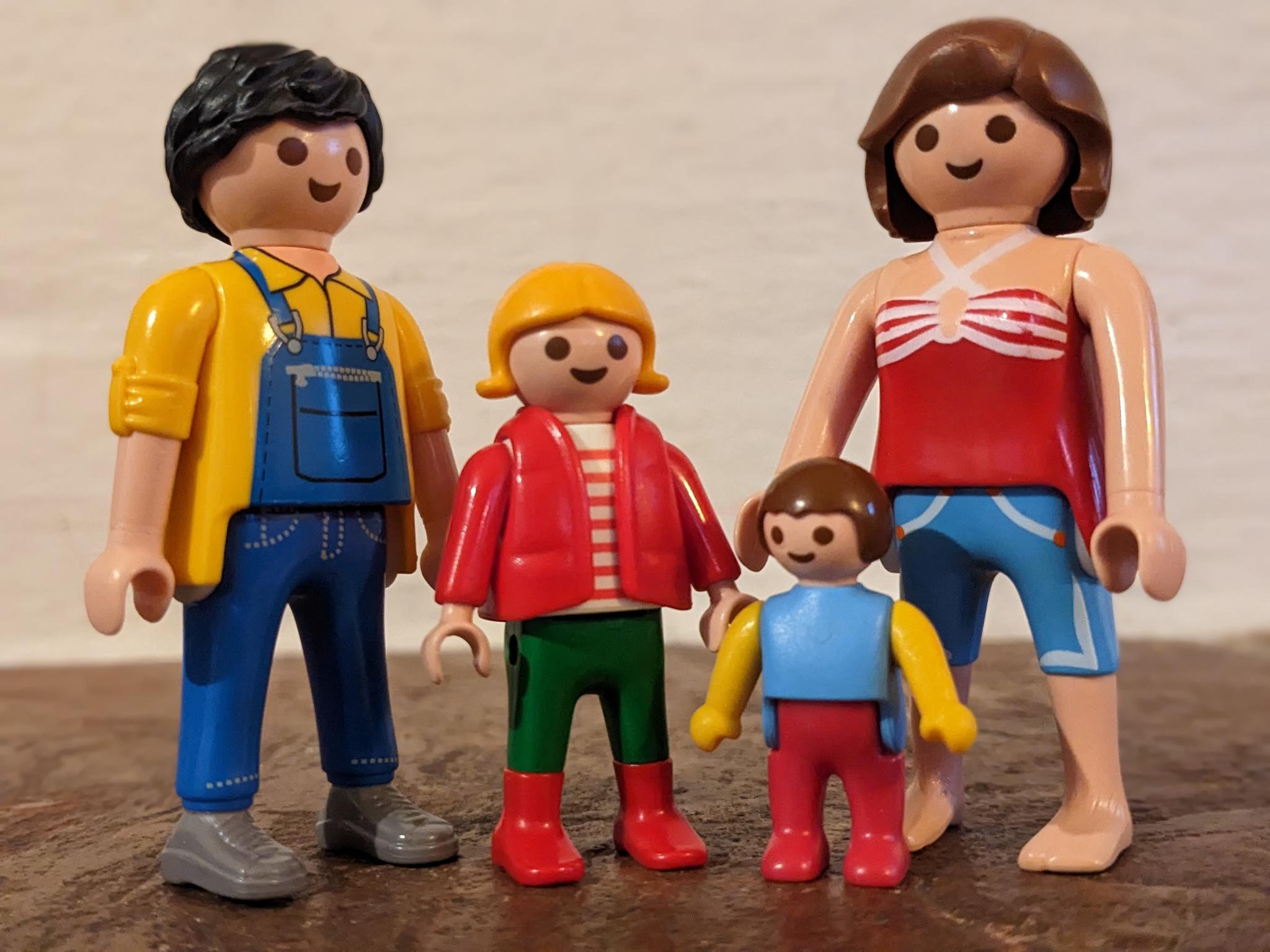 Foto: Eine klassische fröhliche Playmobil-Familie mit Vater, Mutter und 2 Kindern