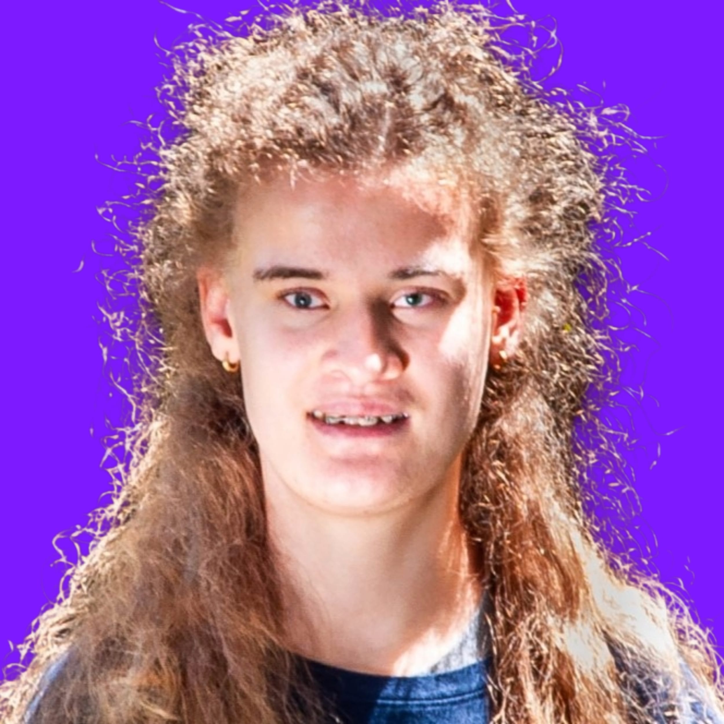 Eine junge Frau mit langen lockigen Haaren