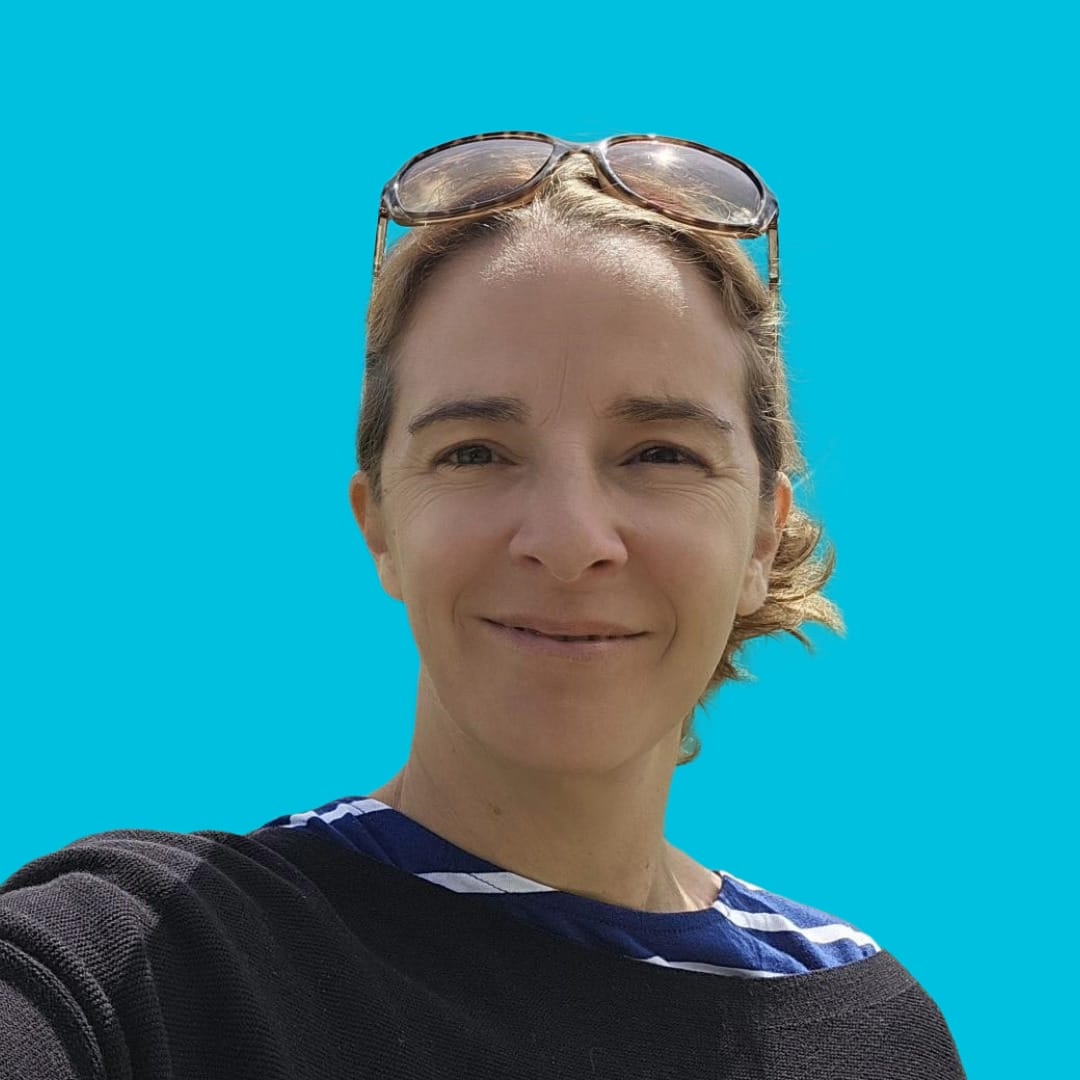 Profilbild von einer nett lächelnden Frau mit Sonnenbrille in den Haaren