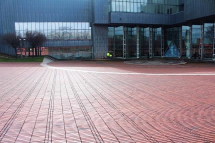 Foto: Ein leerer, großer öffentlicher Platz in Köln.