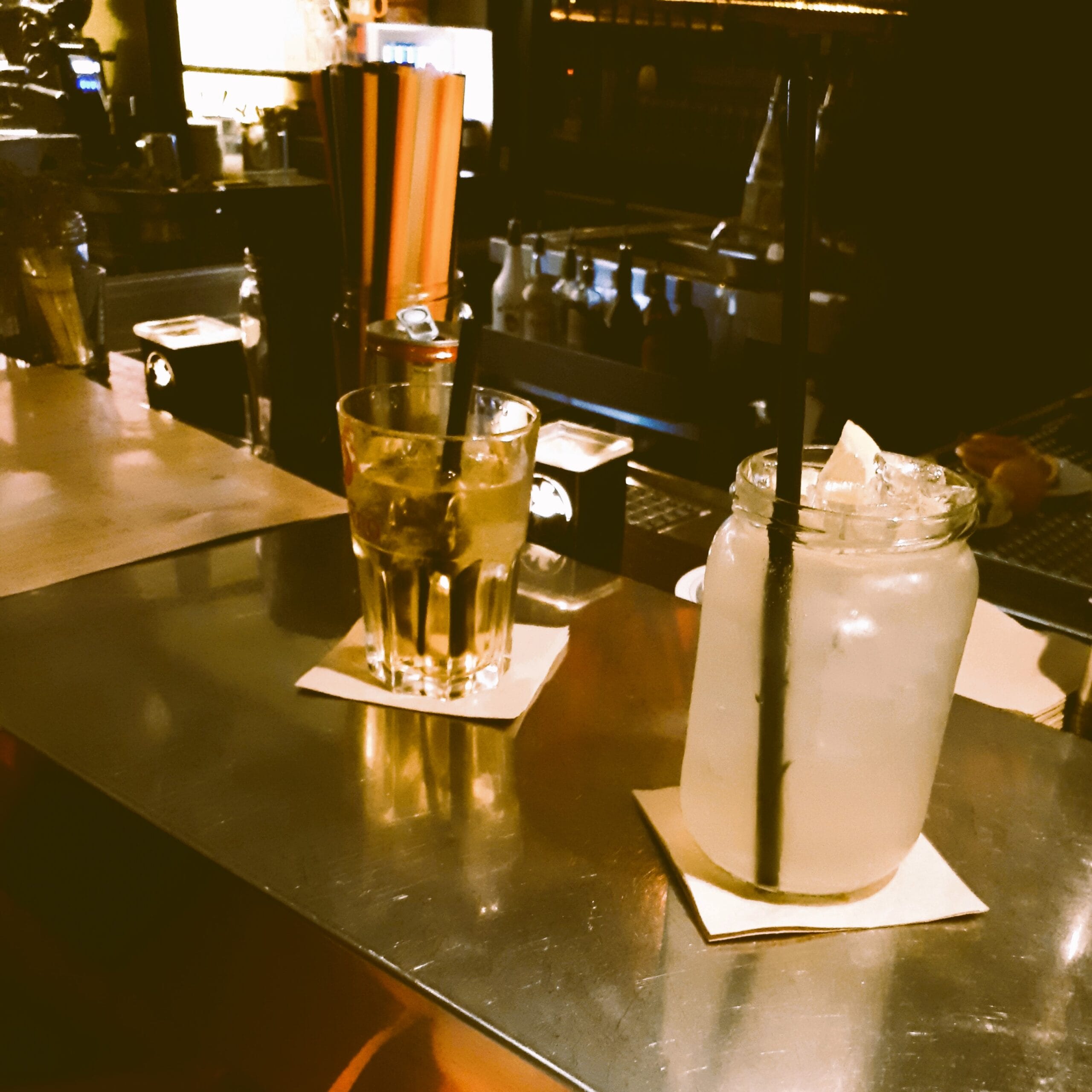 Foto: Gläser mit Drinks stehen abholbereit auf einer Bar