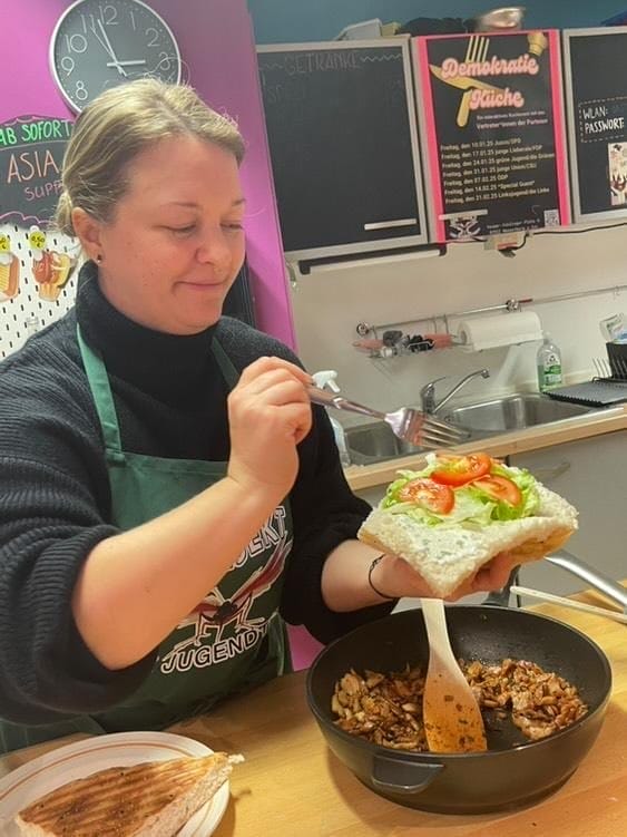 Foto: Jana füllt ein leckeres Döner Fladenbrot