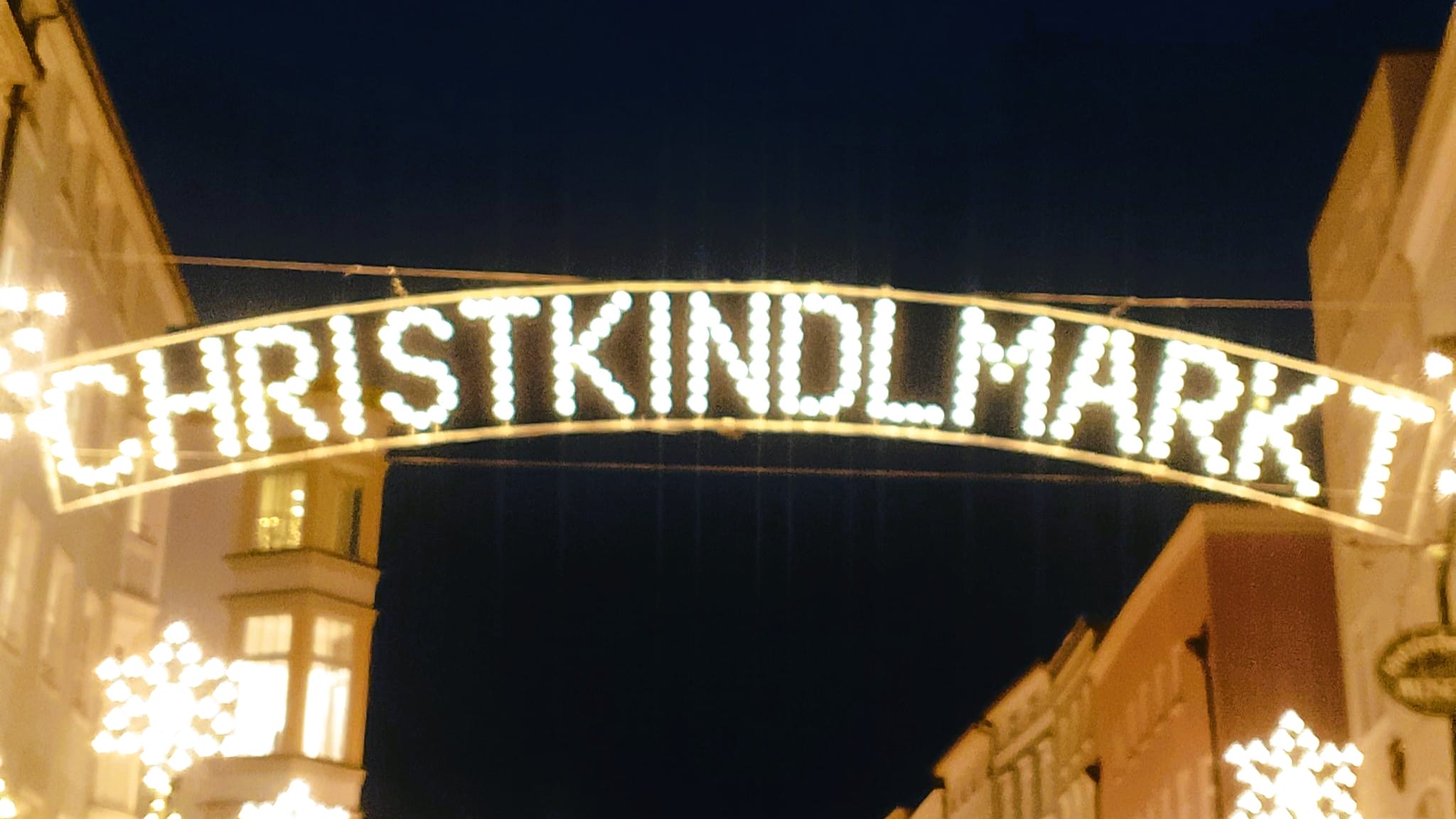 Foto: Leuchtender Schriftzug "Christkindlmarkt"