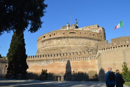 Das Castello San Angelo. Eine Runde Burg mit vielen Mauern vor blauem Himmel