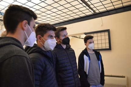 Foto: Vier Jungs mit FFP2 Masken in einem Museum