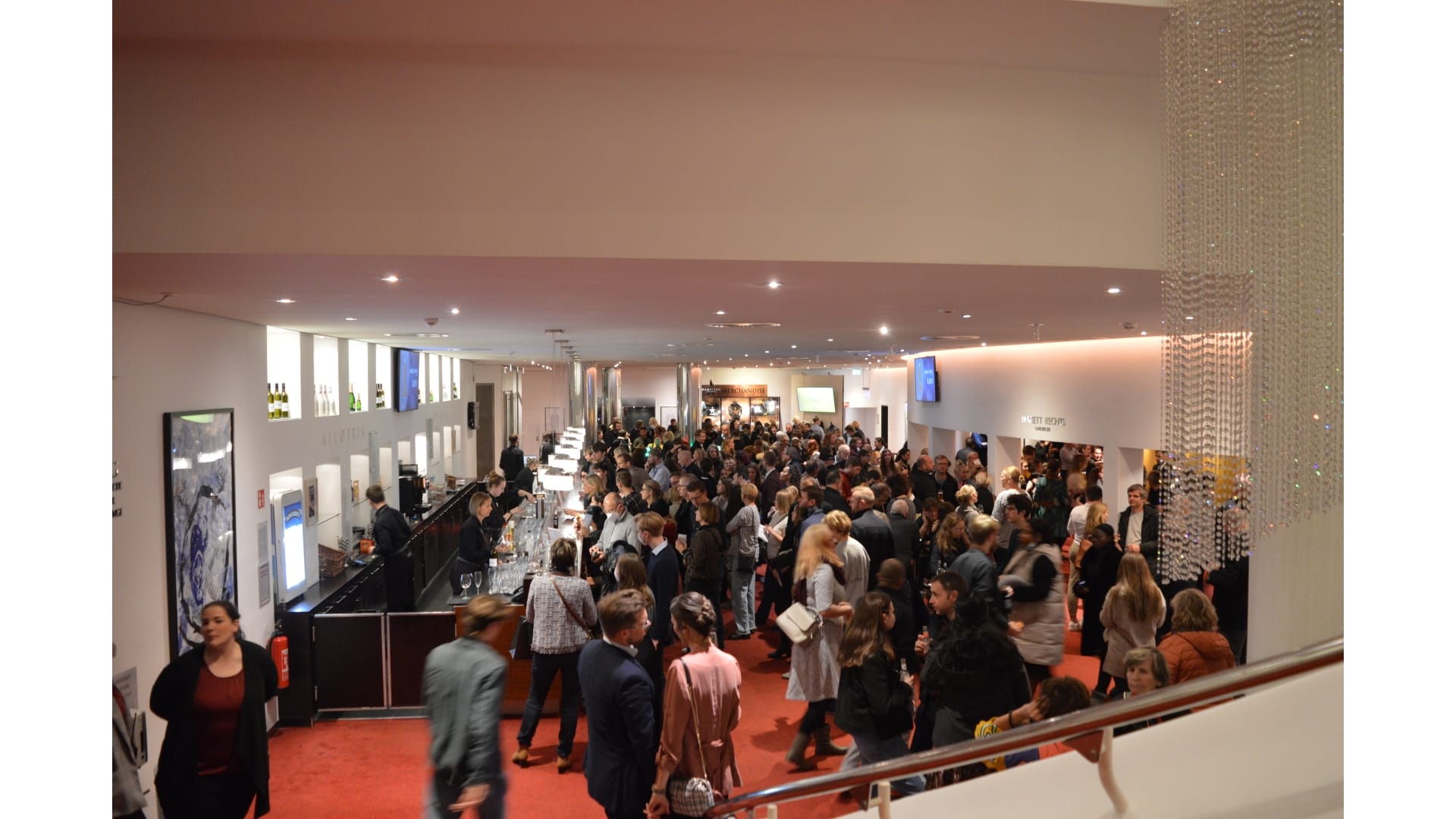 Das Foyer mit ganz vielen Menschen