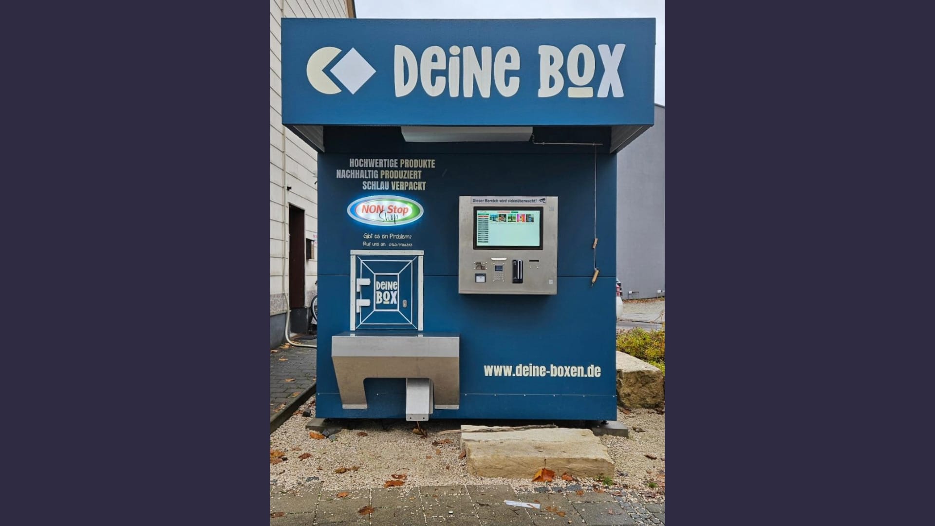 Foto: Ein Automat so groß wie ein Kiosk mit dem Namen "Deine Box" steht am Straßenrand