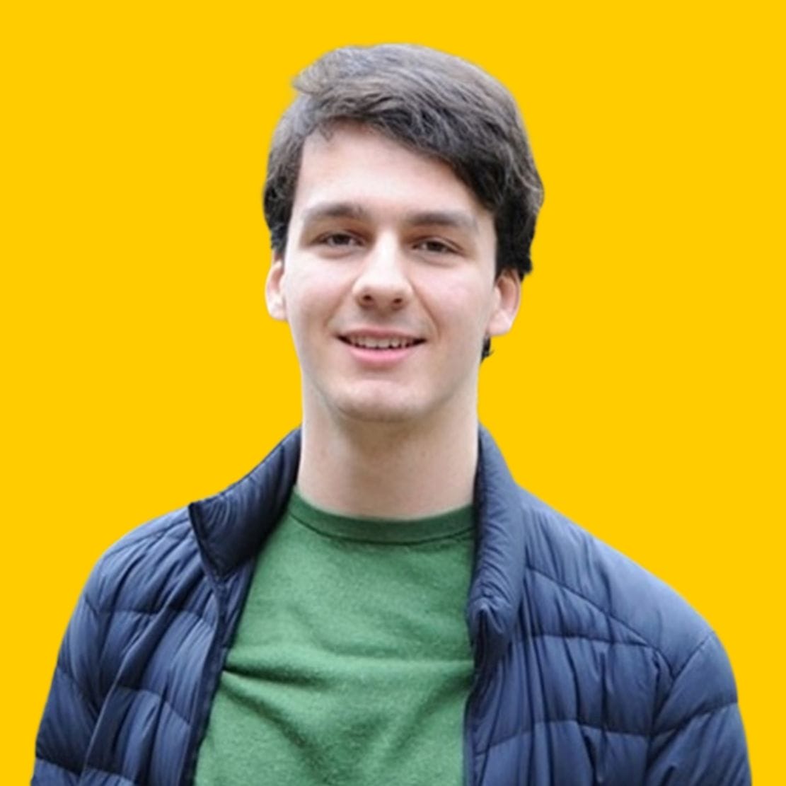 Foto: Profilbild eines lächelnden Jungen mit braunen haaren, der ein grünes T-Shirt und eine blaue Jacke trägt.