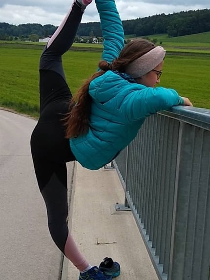 Hannah in der Gymnastik Position Needle. Fuß hinten über den Kopf nach oben gezogen