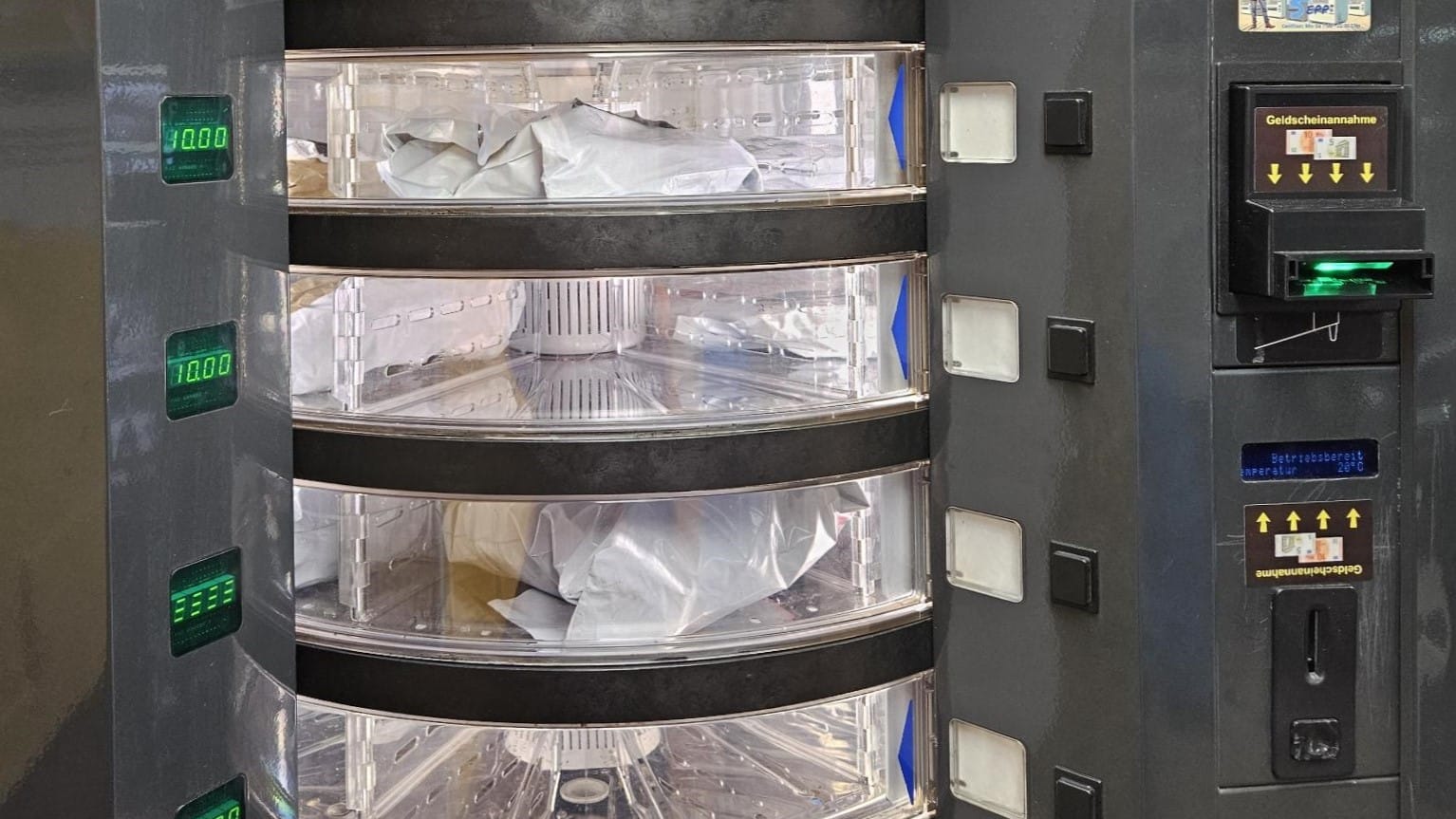 Foto: Etwas einsam steht ein Getränkeautomat für Wasser und Saftschorlen in einem Innenraum