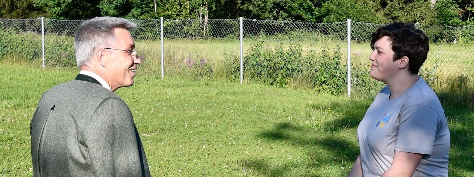 Der Landrat und Paula im aROund T-Shirt beim Open Air Gespräch