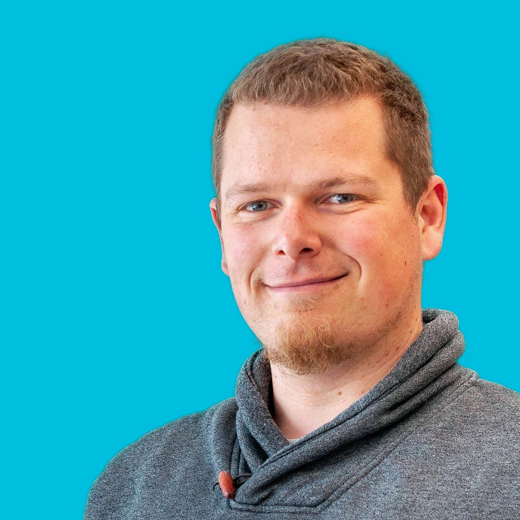 Mann mit Bard vor blauem Hintergrund.