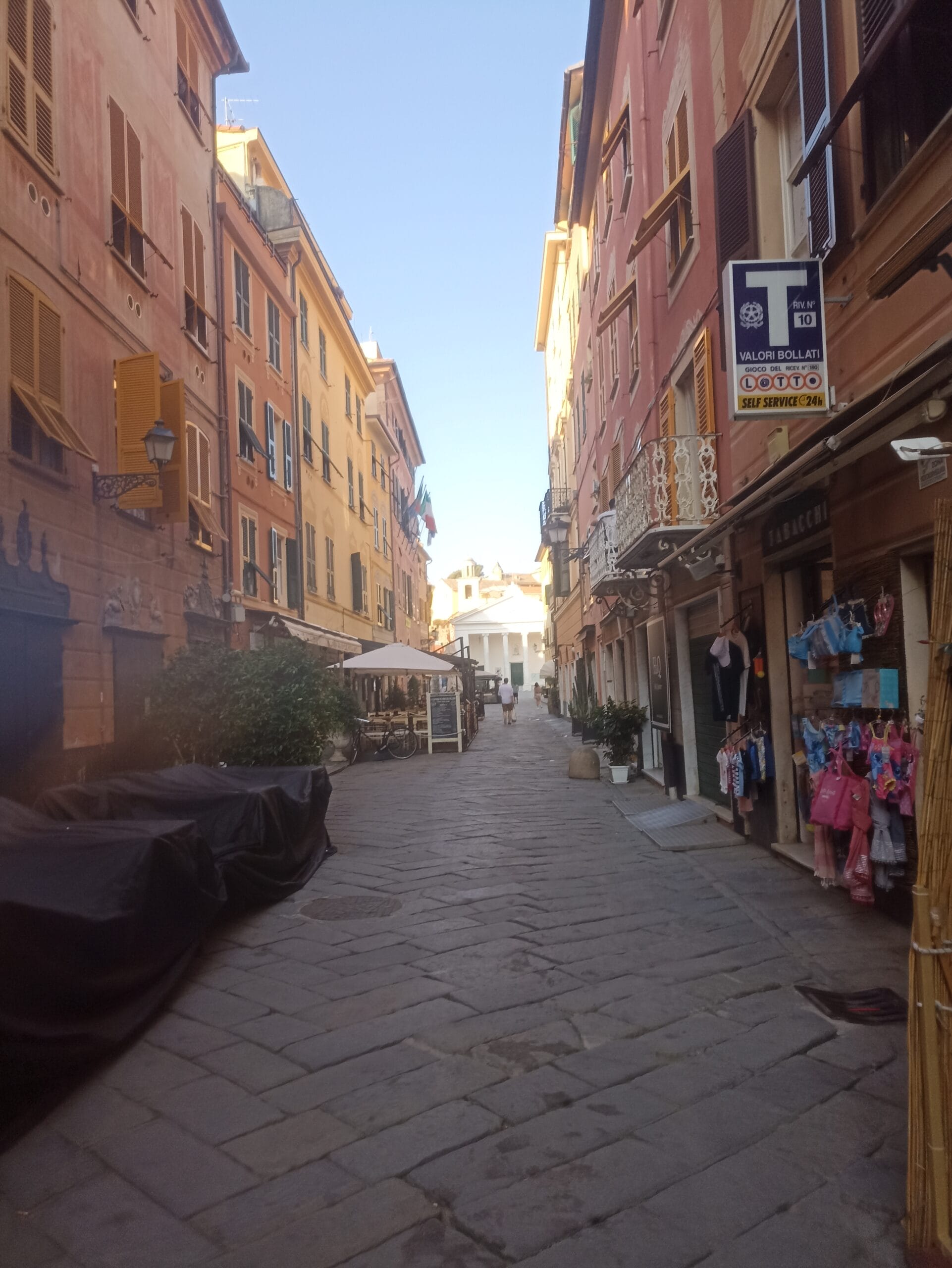 Foto: Kleine Gasse gesäumt mit bunten Häußern, kleinen Läden und Cafes