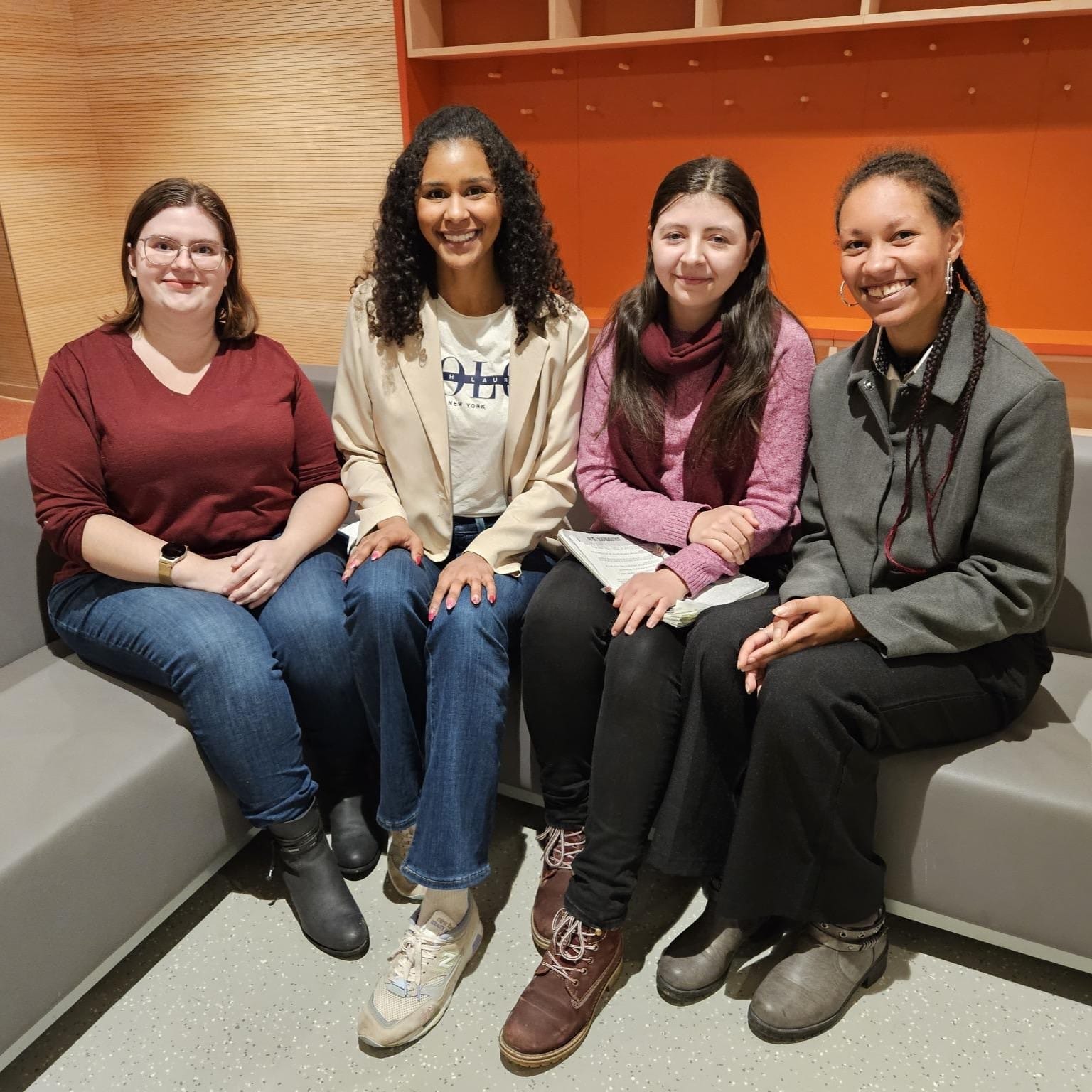 Foto: Melina, Lijana, Ann-Katrin und Audrey auf einem Ecksofa lächeln in die Kamera