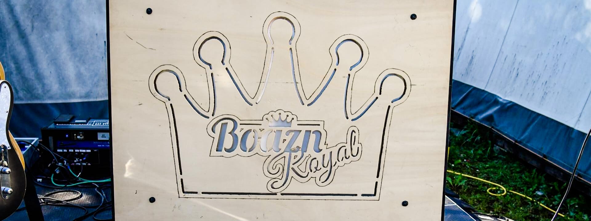 Foto: Das Holzplakat von Boazn Royal
