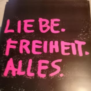 Ein Plakat das sagt: Liebe, Freiheit, Alles