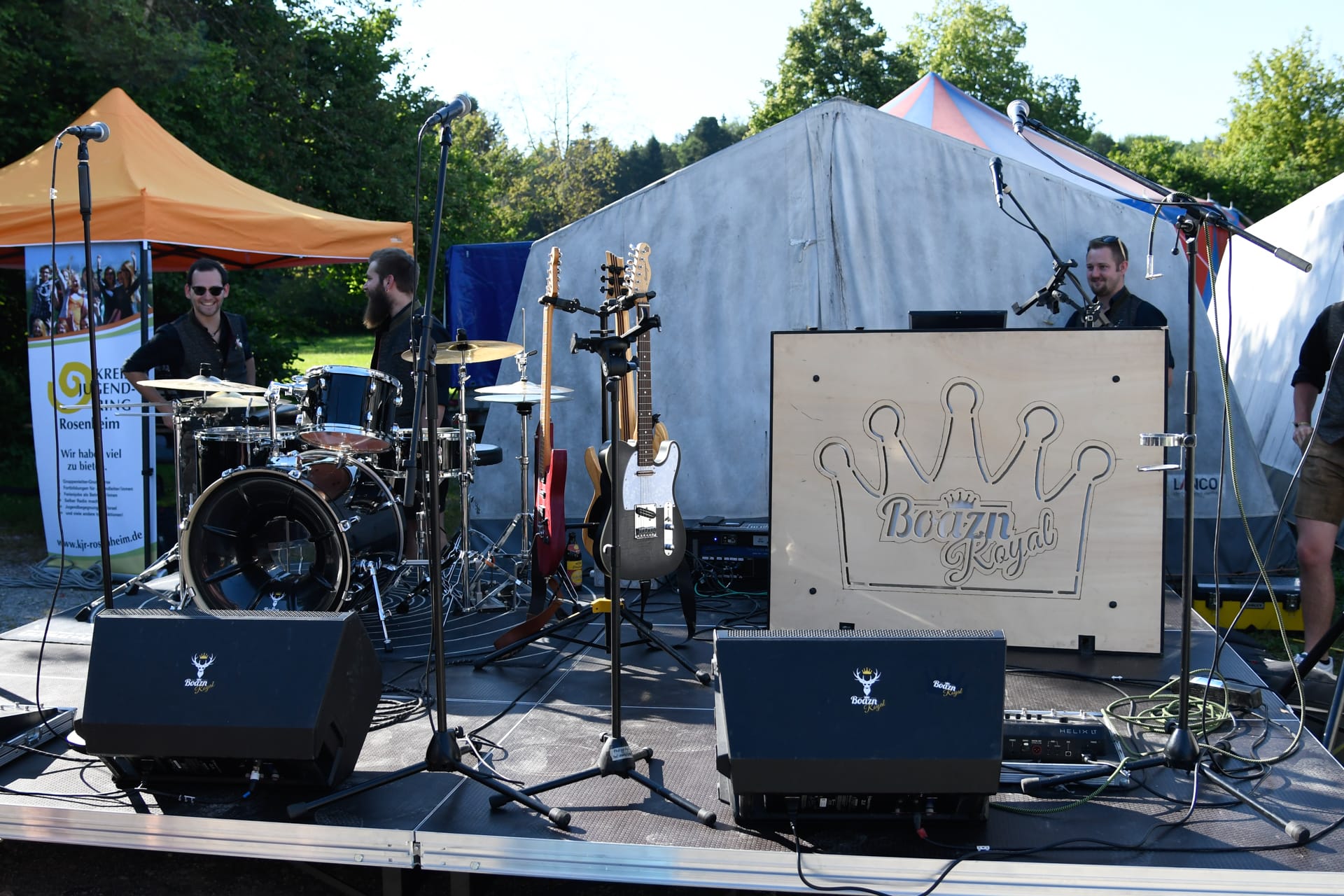 Foto: Die Bühne mit den Instrumenten und der Technik