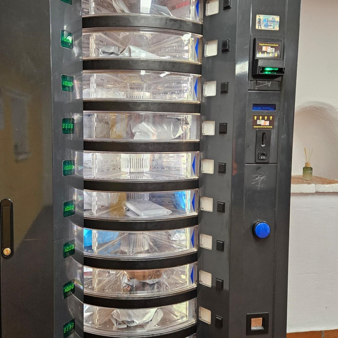 Foto: Ein Automat mit mehreren Fächern, in denen kleine Retouren-Päckchen liegen