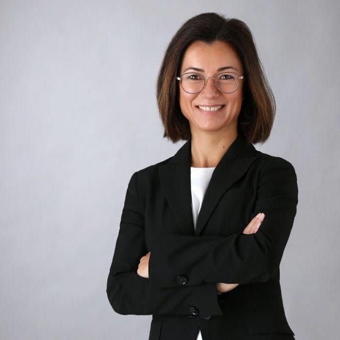 Foto: Buisness-Portrait einer schlanken Frau im schwarzen Blaser