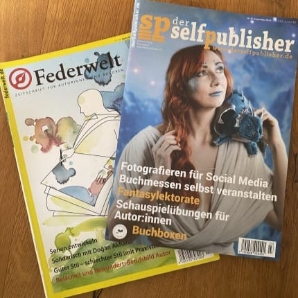 Foto: Zwei Zeitschriften - eine heißt Federwelt und die andere SP - der SelfPublisher