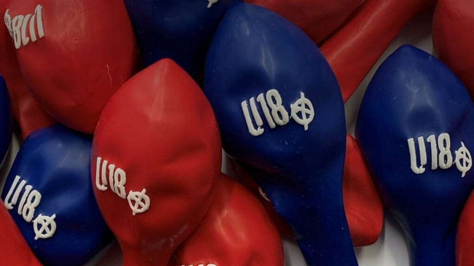 Foto: rote und blaue Luftballons (nicht aufgepustet) mit dem Logo der U18 Wahl