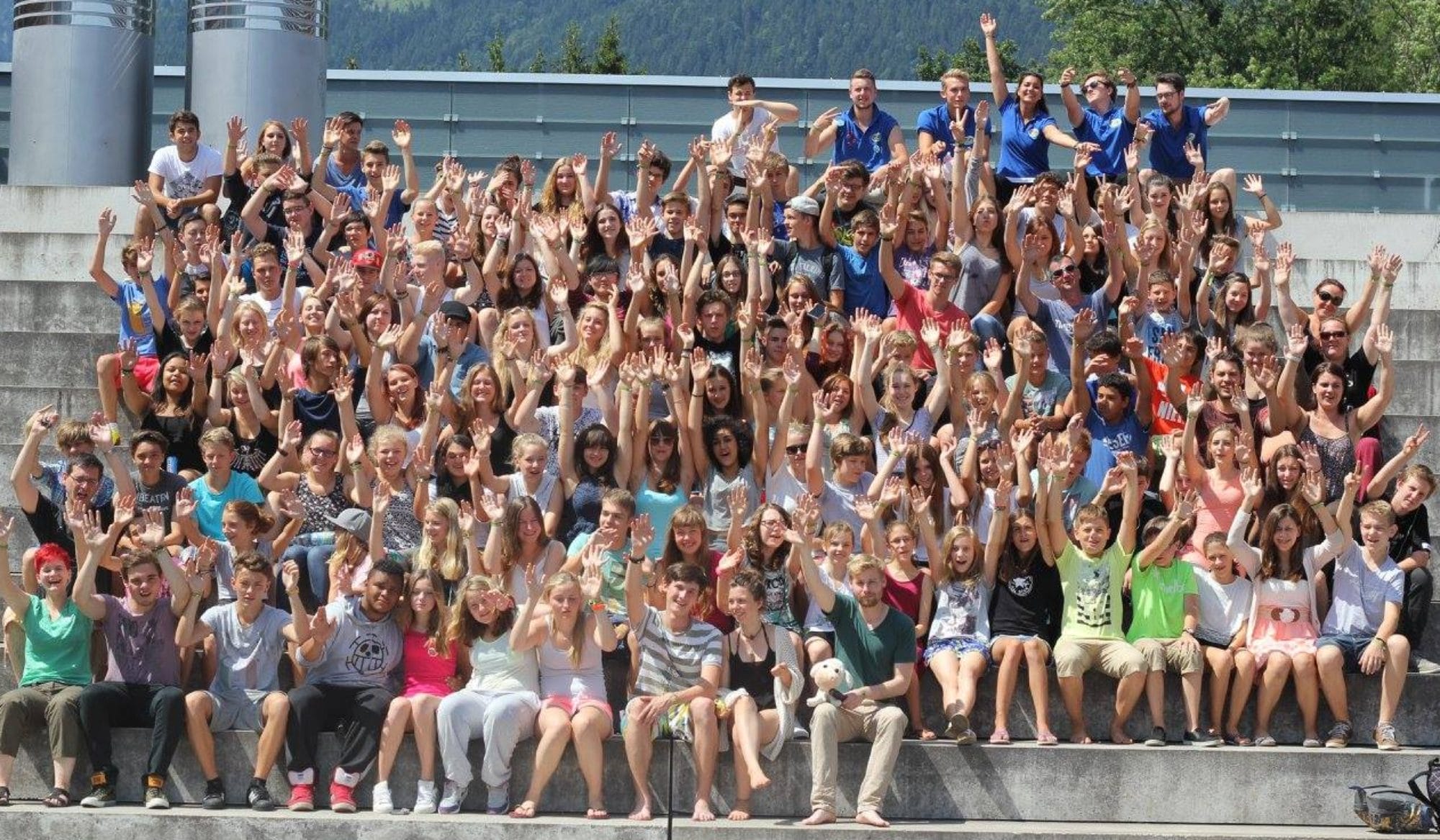 Gruppenfoto von über hundert jungen Leuten bei der Jugendbeteiligungskonferenz myvision Rosenheim