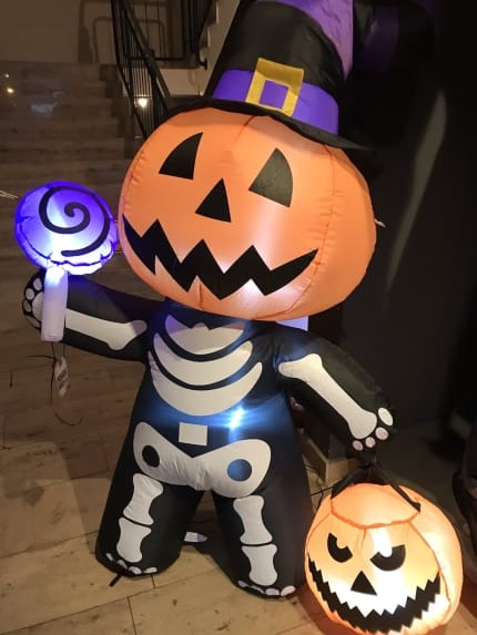 Aufblas-Skelet mit Kürbisnaternen Kopf und Hexenhut