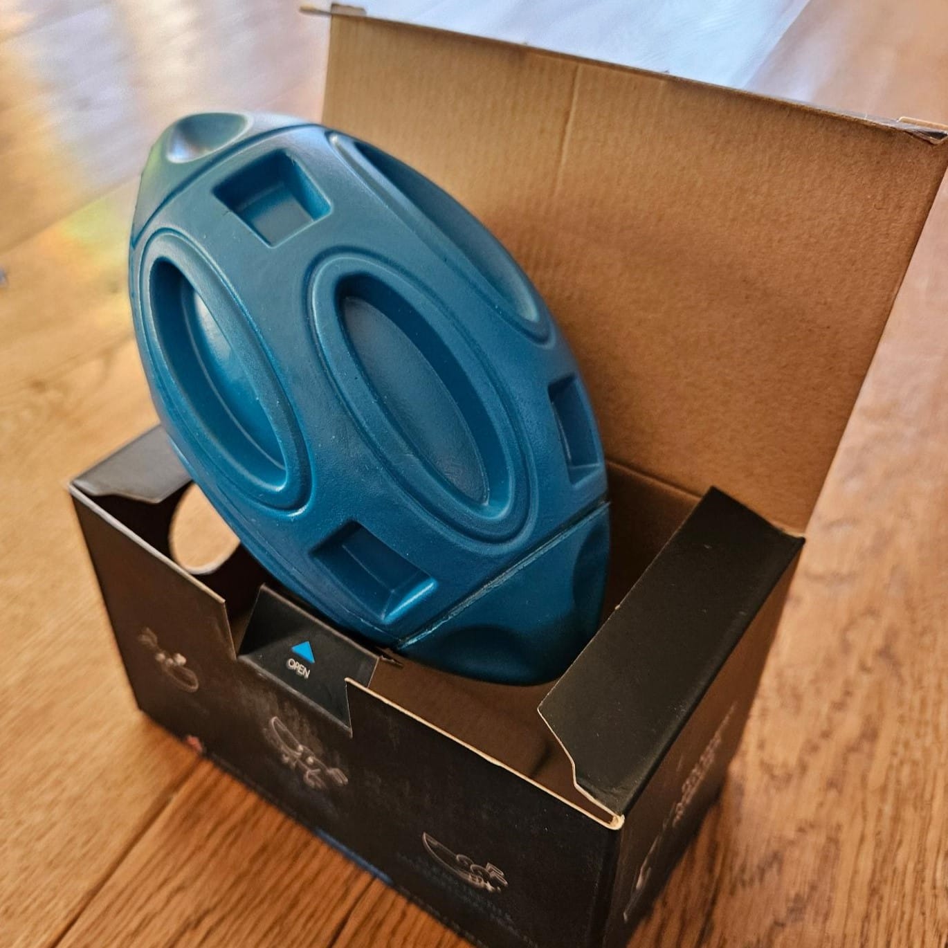 Foto: Ein kleiner blauer Plastik-Football auf seiner Original-Verpackung