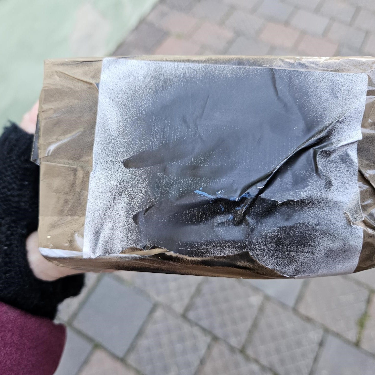 Foto: Das Päckchen mit dem übersprayten Adress-Aufkleber